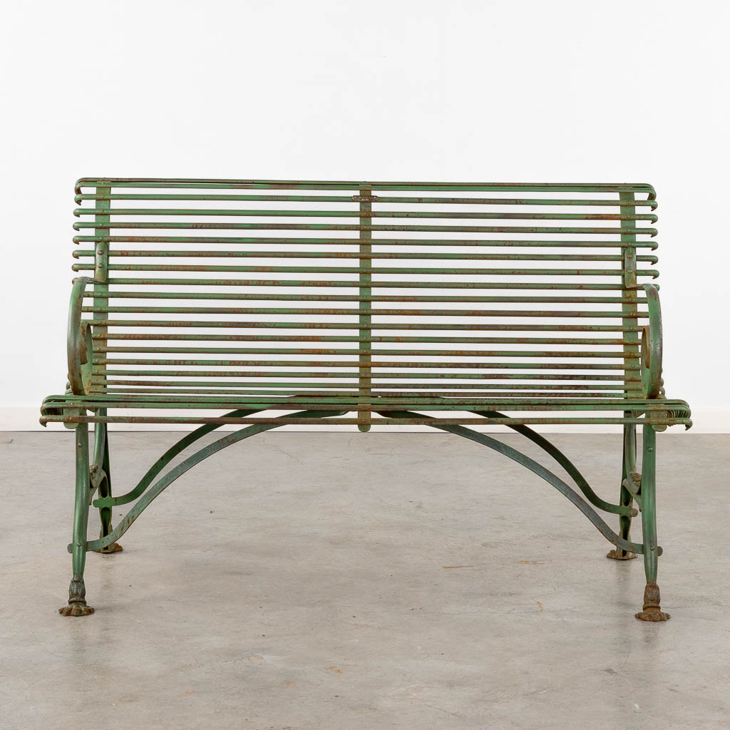 A green patinated metal garden bench with armrests. (L:60 x W:124 x H:80 cm)