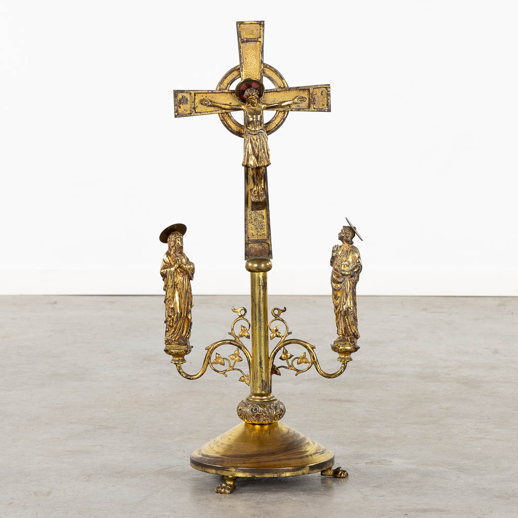 Een grote Golgotha of Calvarie, messing. Neogotiek. (L:27 x W:36 x H:81 cm)