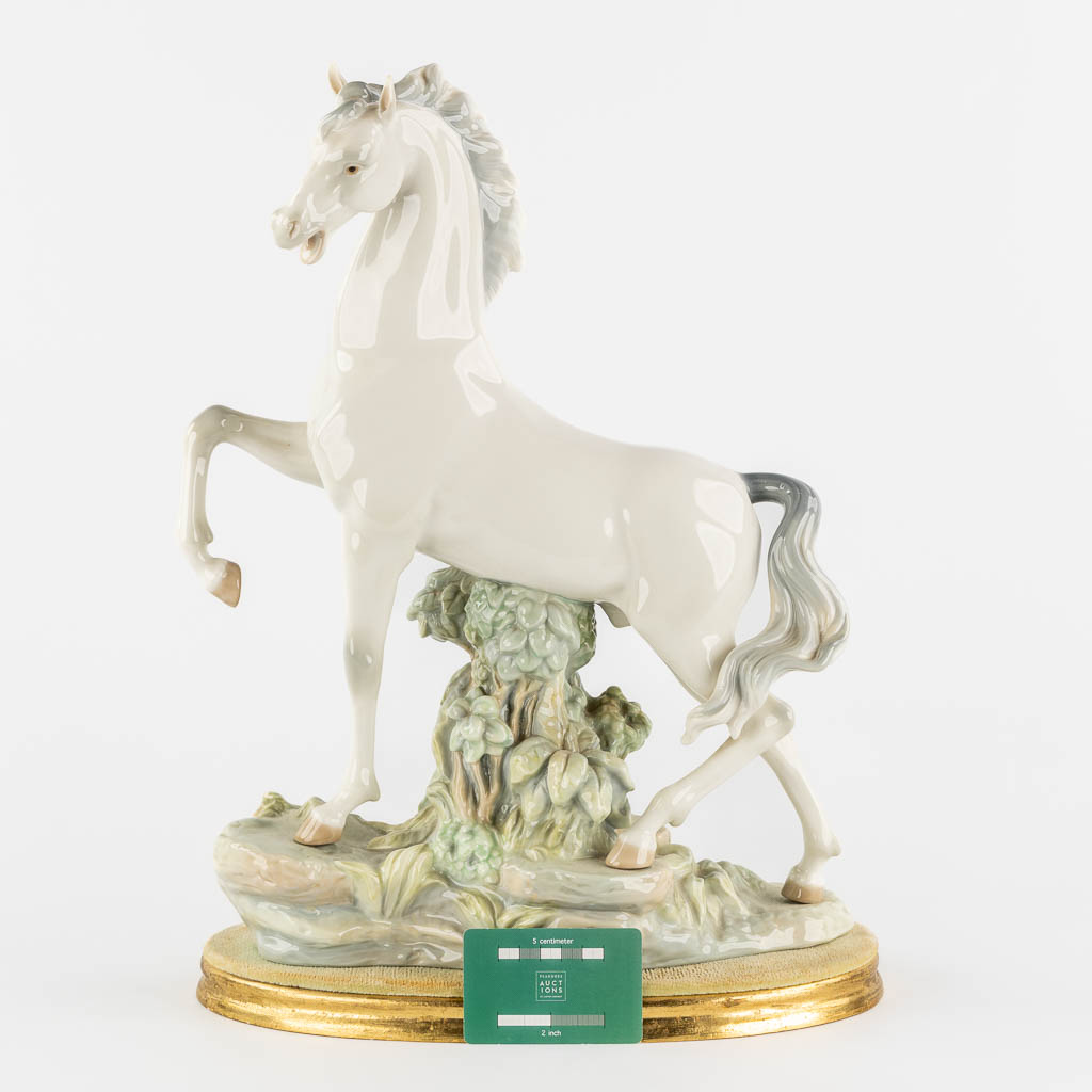 Lladro, a Horse. Polychrome porcelain. (W:33 x H:44,5 cm)