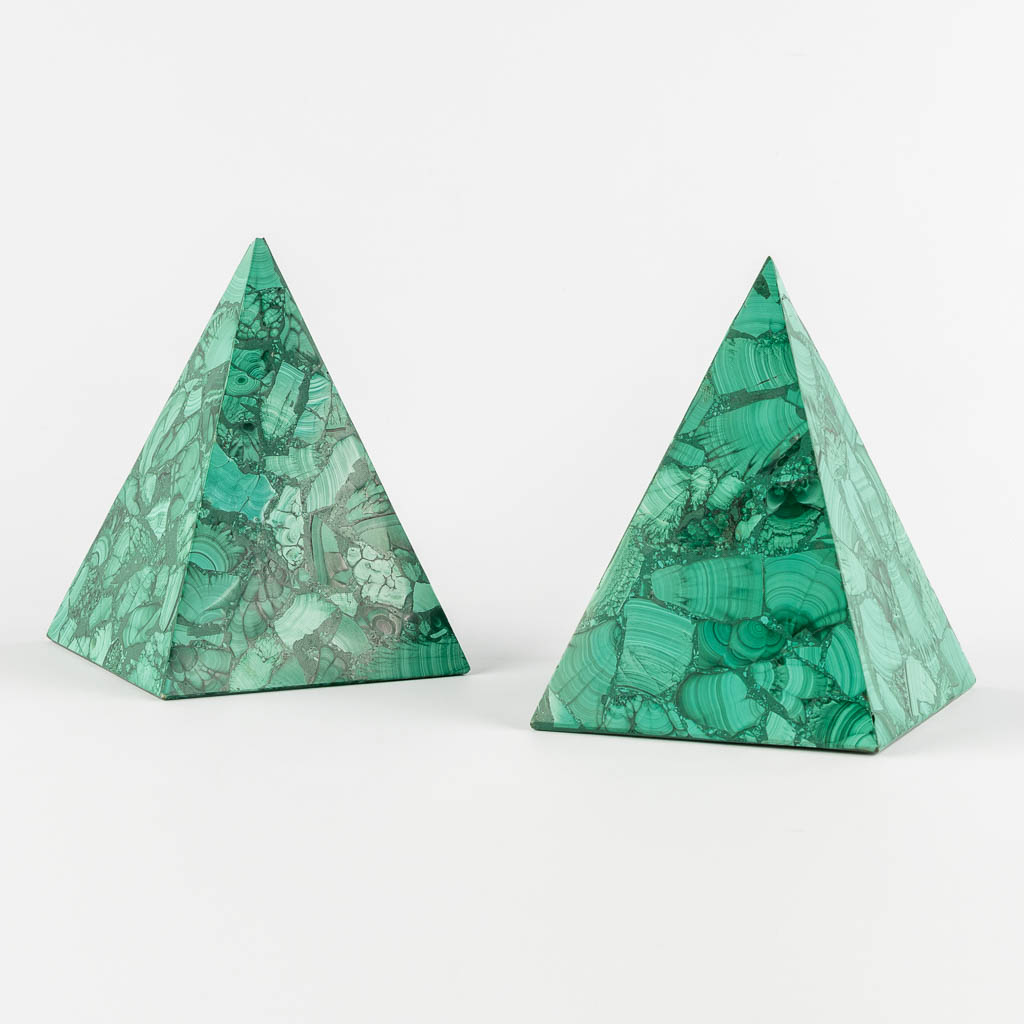 A pair of decorative Malachite pyramides. 20th C. (L:16 x W:16 x H:20,5 cm)