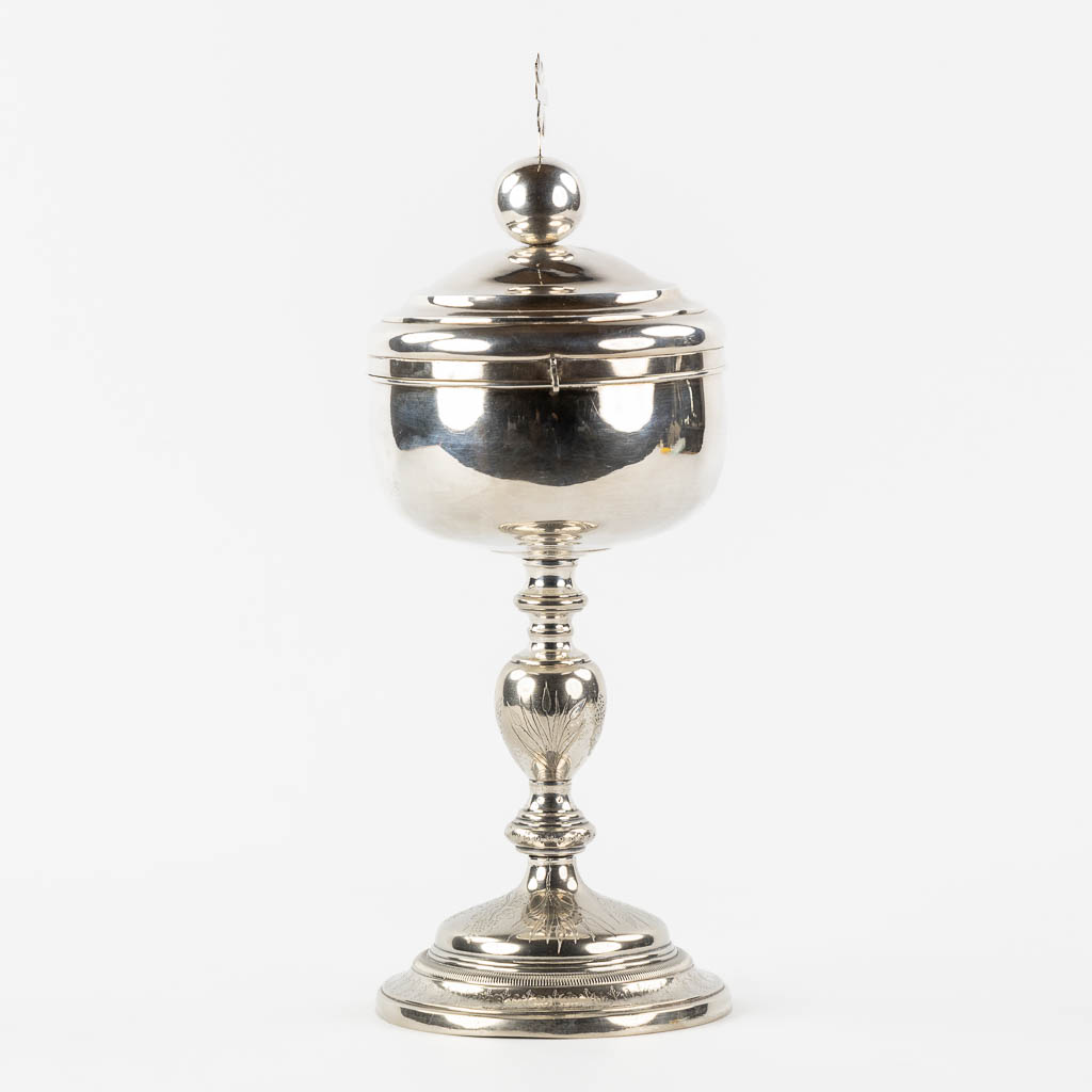 A ciboria, silver-plated metal. Circa 1900.