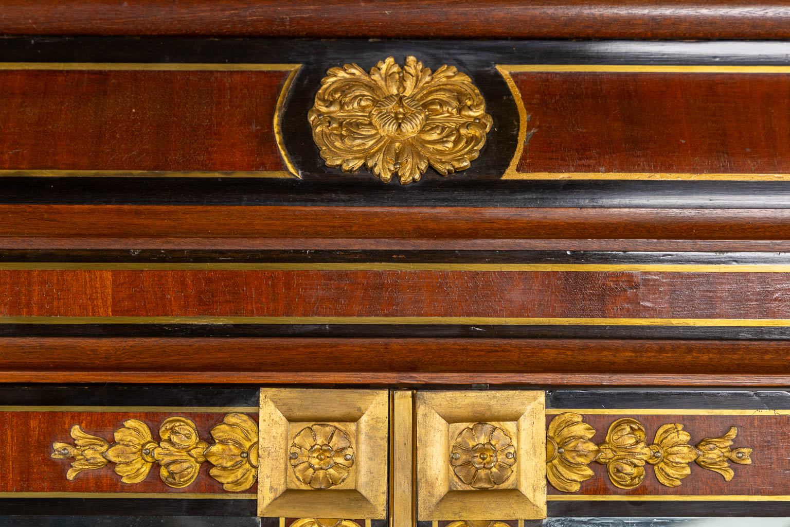 An exceptional two-door display cabinet, in the style of Paul Sormani. 19th C. (L:42 x W:125 x H:165 cm)