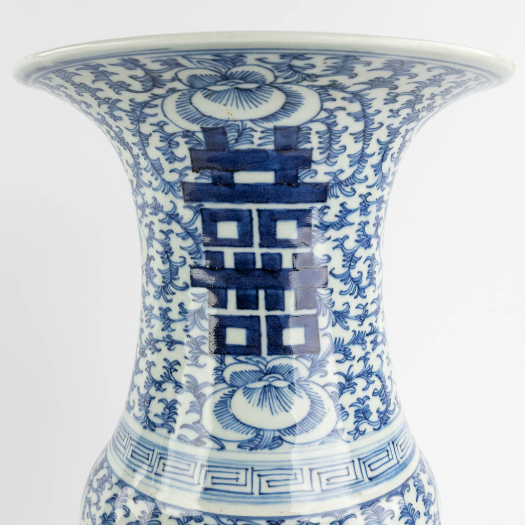 A pair of Chinese blue-white vases, Chenghua mark. 19th C. (H:41 x D:21,5 cm)