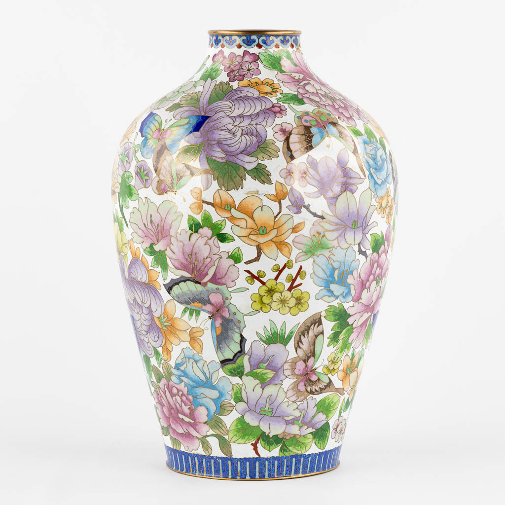 Een decoratieve cloisonné email vaas, fauna en flora. (H:39 x D:23 cm)