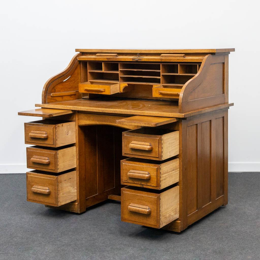 A wood American rolltop desk. (L:123 x W:75 x H:116 cm)