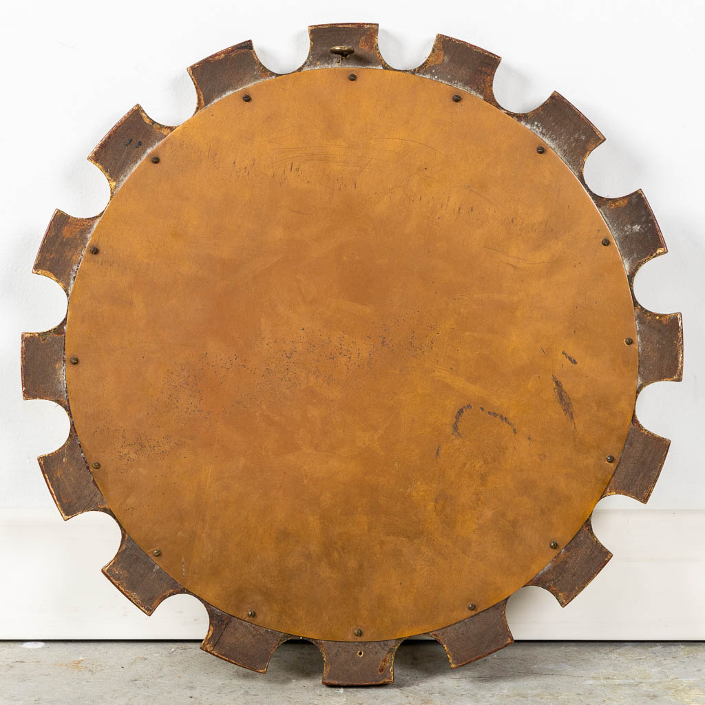 Een mid-century zonnespiegel, gesculpteerd hout ingelegd met geruit glas. (D:33 cm)