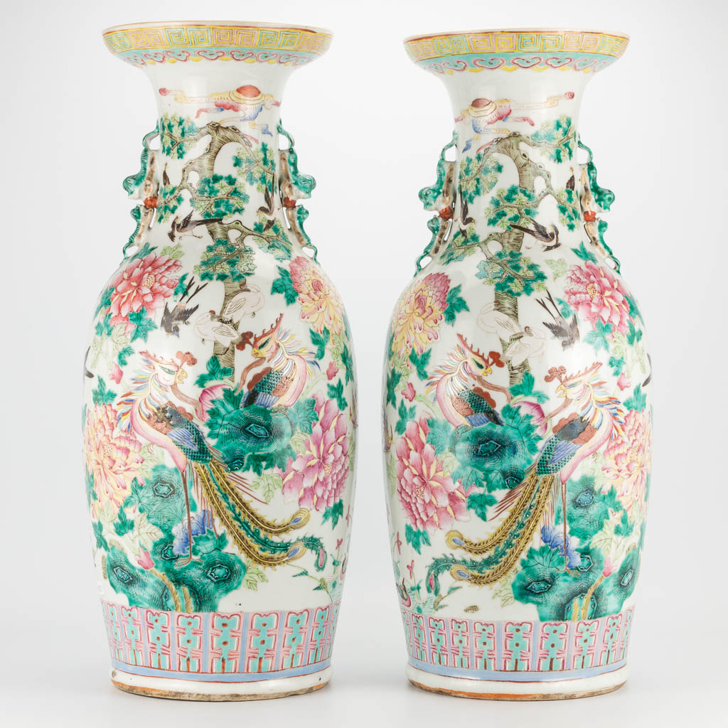 A pair of vases made of Chinese porcelain and decorated with birds and peacocks, 19th/20th century. 