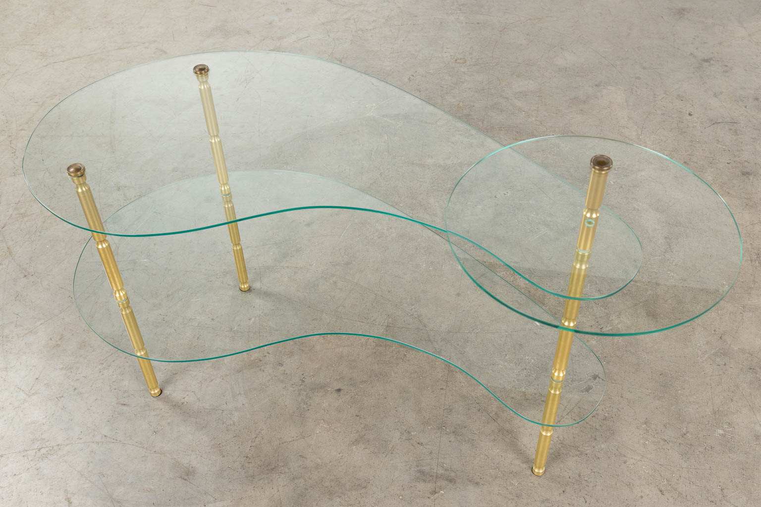 A small etagère/coffee table, brass and glass. Circa 1970. (L: 50 x W: 90 x H: 60 cm)