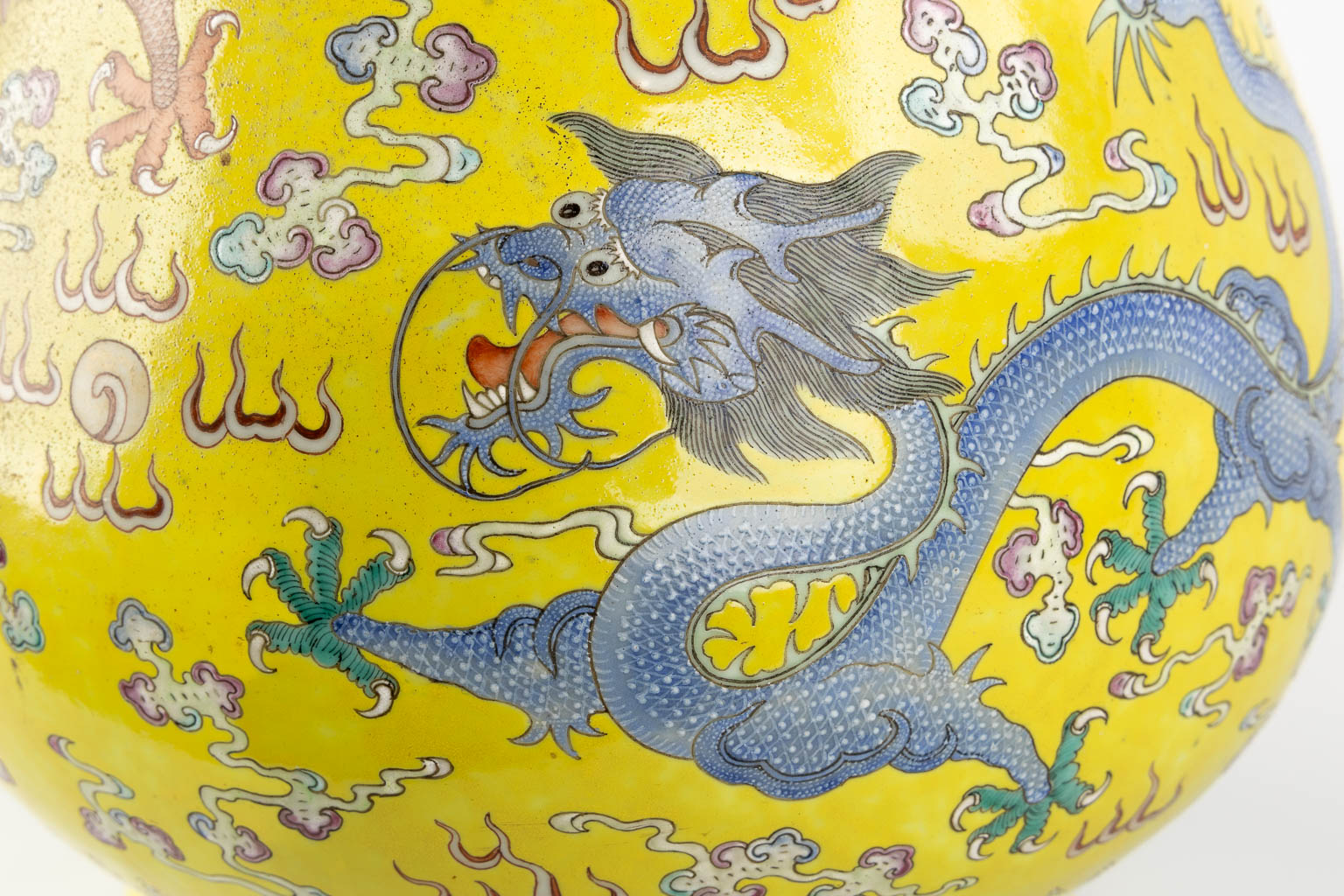 Een grote gele Chinese vaas met drakendecor, Kangxi merk. 19de eeuw. (H:47 x D:37 cm)