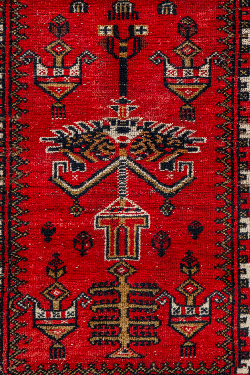 A hand-made carpet. (L:130 x W:83 cm)