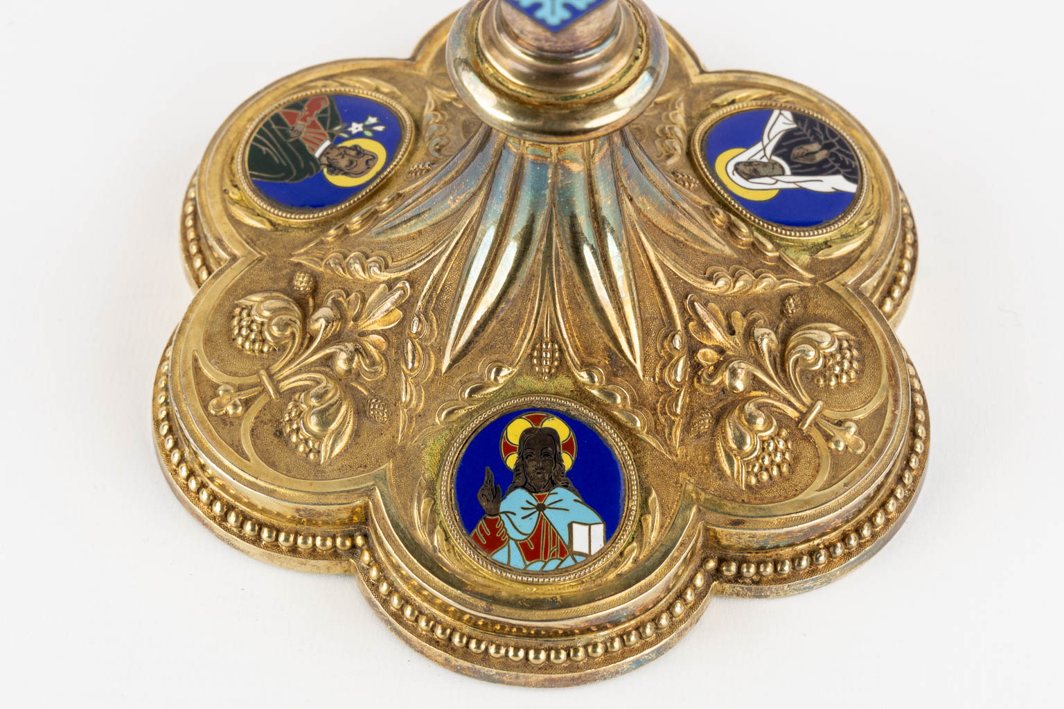 A Chalice and paten, Vermeil, Gothic Revival, Cloisonné enamel. France, 19th C. (H:24,5 x D:14,5 cm)