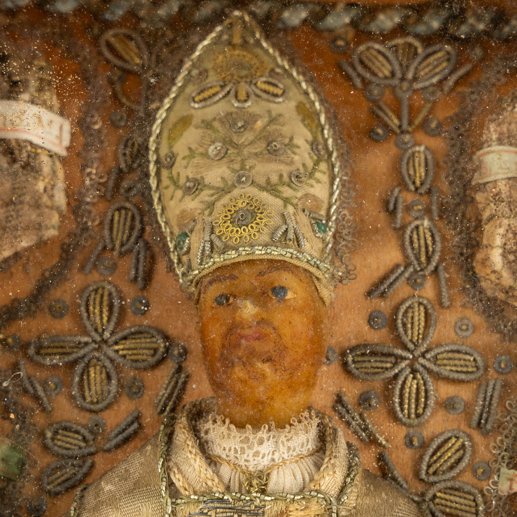 A large reliquary box with 5 relics and a wax figurine, Saint Vincent, Martyr. (W:16 x H:21 cm)