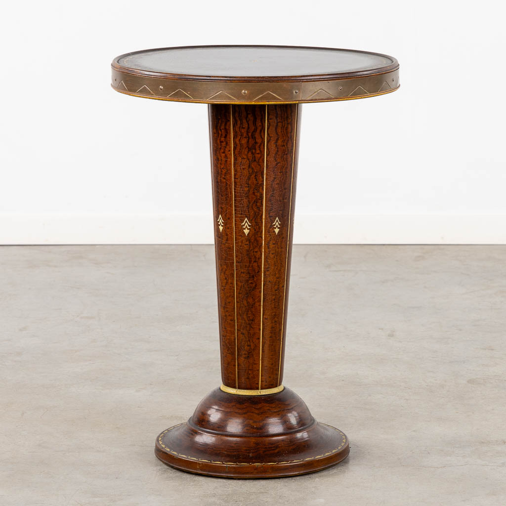 Een ronde bijzettafel, gepatineerd metaal en hout. Art Deco/Bauhaus. (H:66 x D:47 cm)