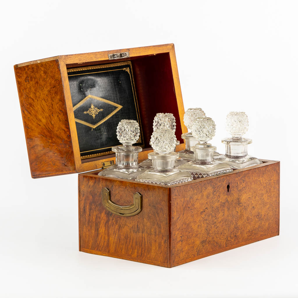 A six-bottle liquor box, root wood veneer and crystal. Circa 1900. (L:18 x W:28 x H:22 cm)