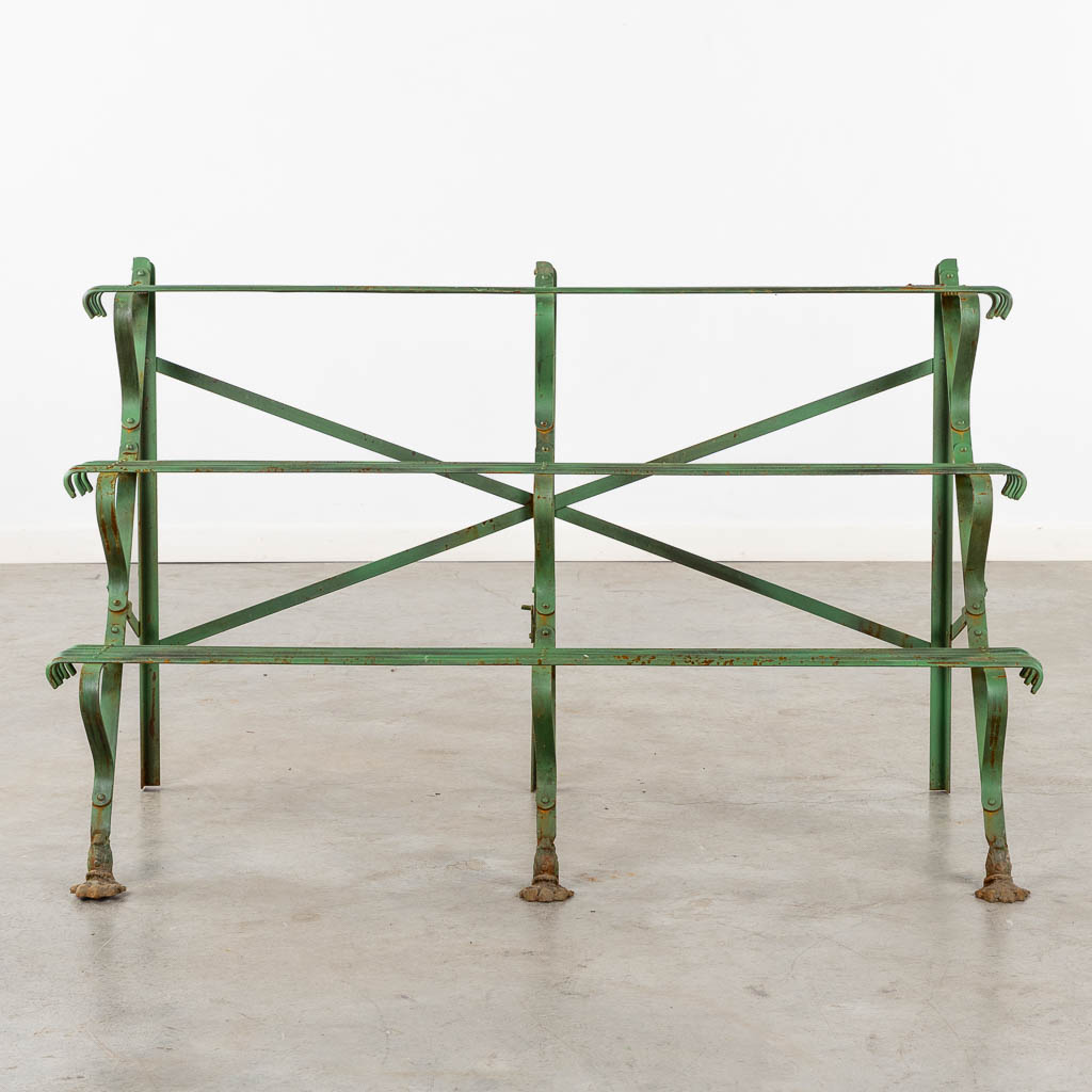 A green-patinated metal garden rack standing on claw feet. (L:60 x W:124 x H:75 cm)