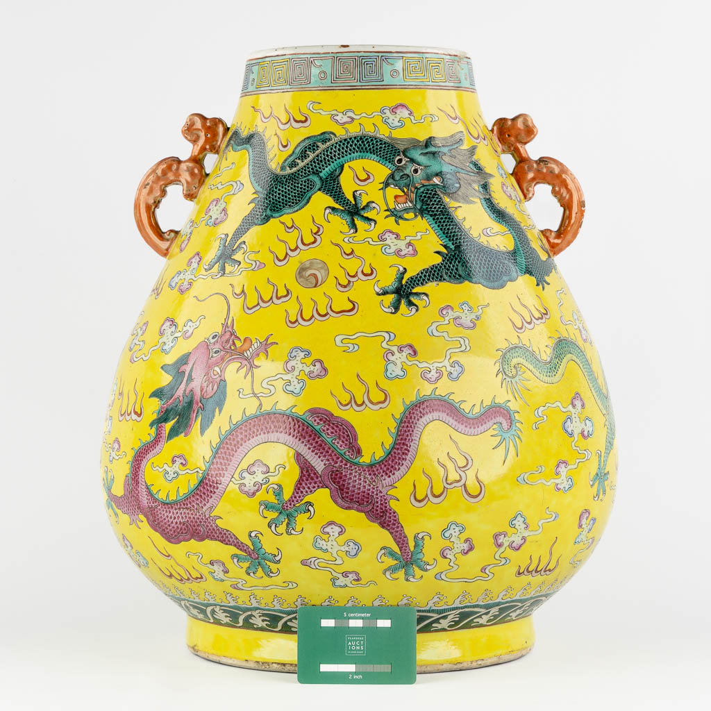 Een grote gele Chinese vaas met drakendecor, Kangxi merk. 19de eeuw. (H:47 x D:37 cm)