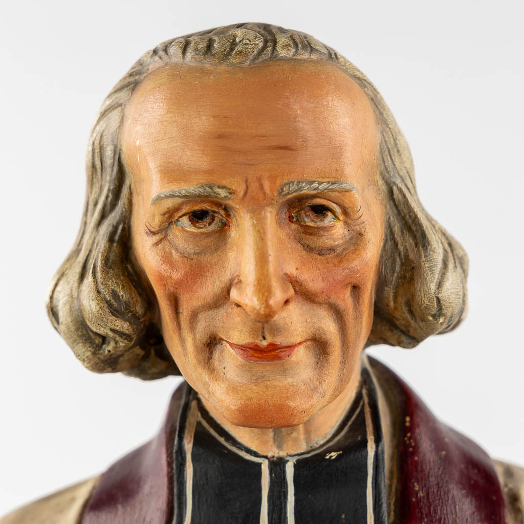 Johannes Maria Vianney, Priester van Ars, polychroom gips. (L:17,5 x W:18,5 x H:62 cm)