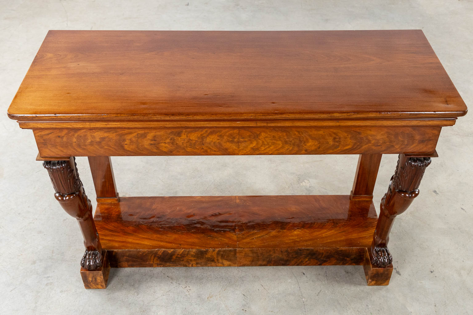 A sculptured mahogany console table with display cabinet, 19th C. (L:51 x W:135 x H:95 cm)