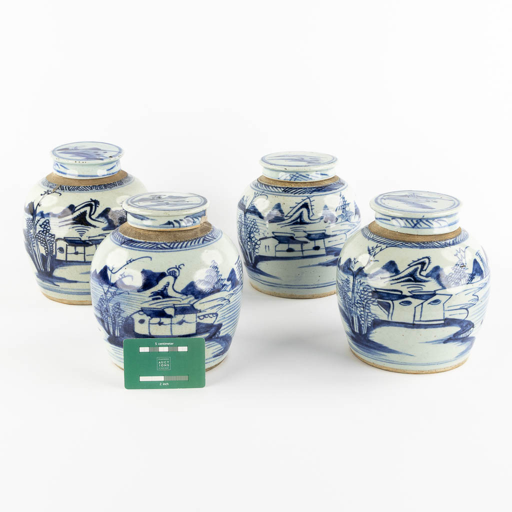 Vier bijpassende Chinese gemberpotten, blauw-wit steengoed. (H:18 x D:16 cm)