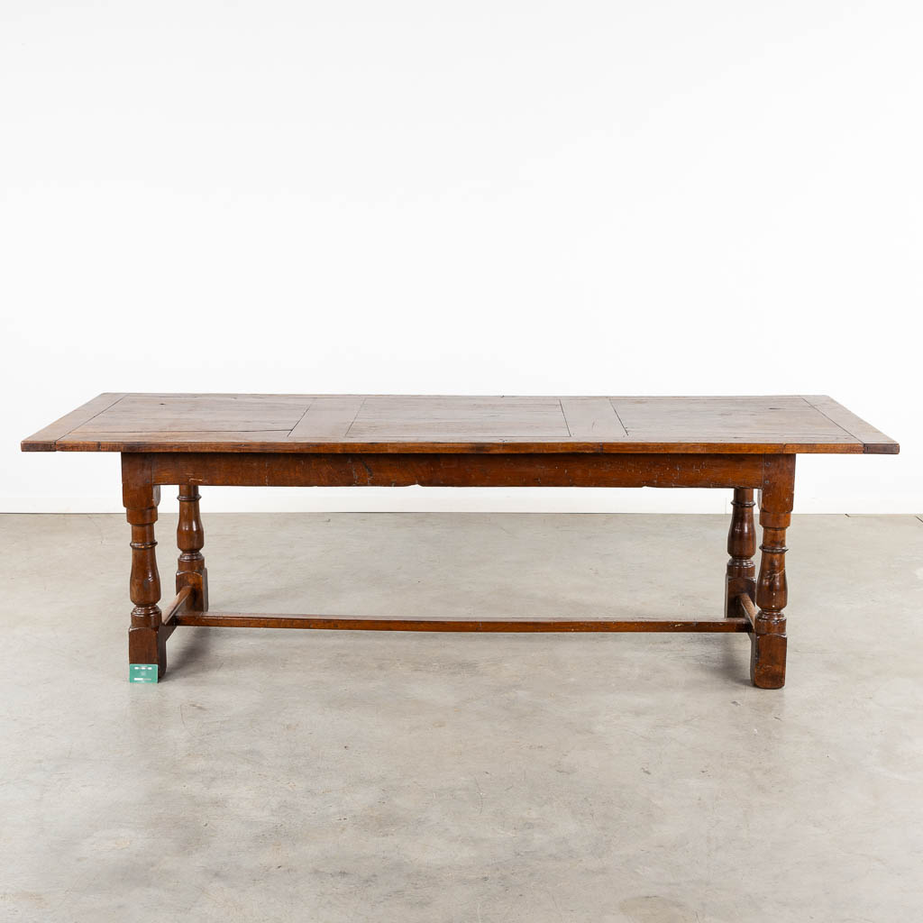 Een antieke tafel, eik, 19de eeuw. (L:91,5 x W:244 x H:74 cm)