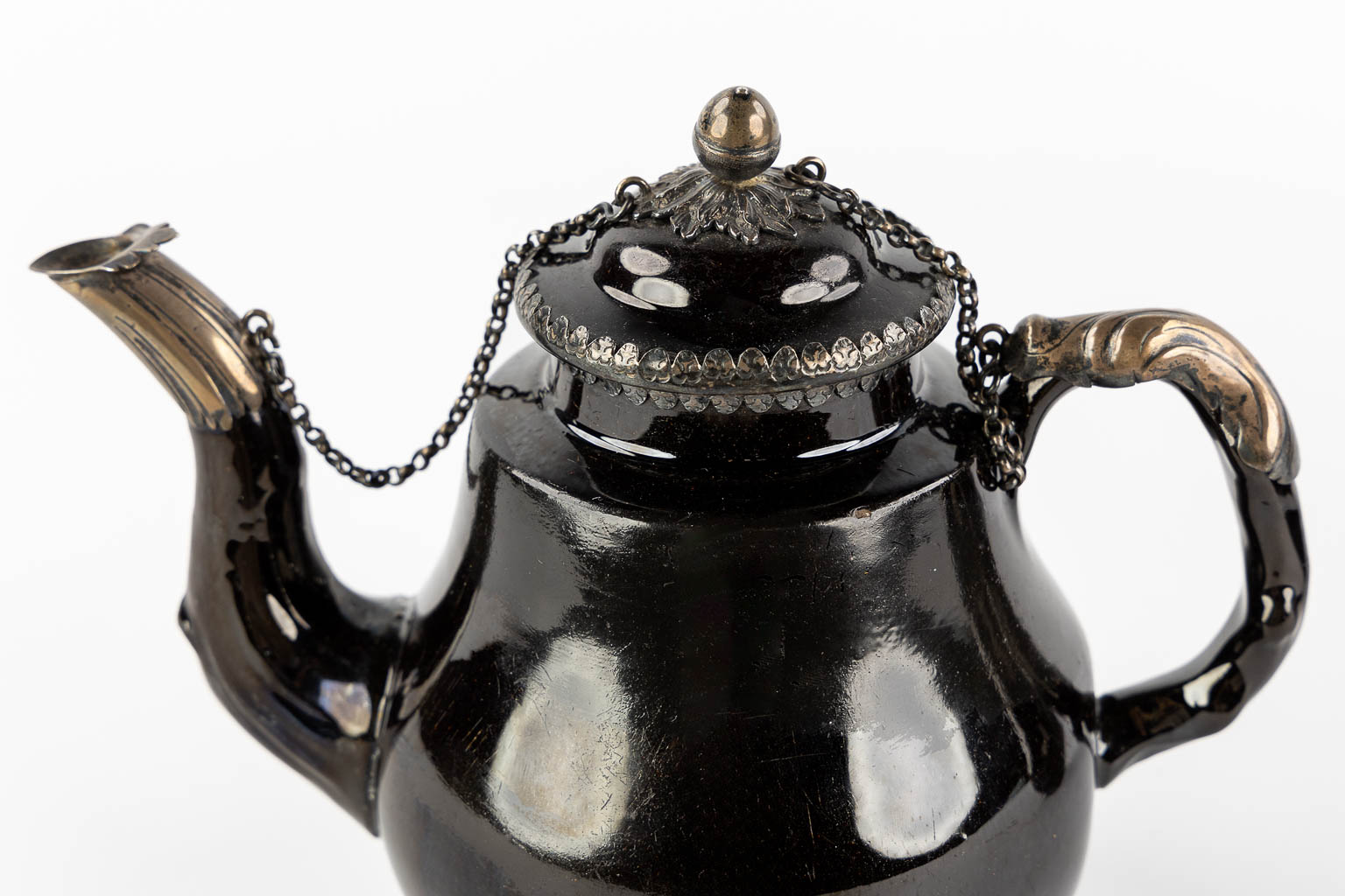 A pair of glazed faience and silver-mounted coffee and teapots, Namur, 18th C. (L:9,5 x W:13 x H:21 cm)