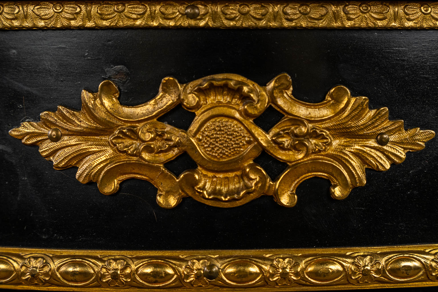 Een één-deurs kast, marqueterie inleg, brons en onyx in Napoleon 3 stijl. 20ste eeuw. (L:38,5 x W:101 x H:96 cm)