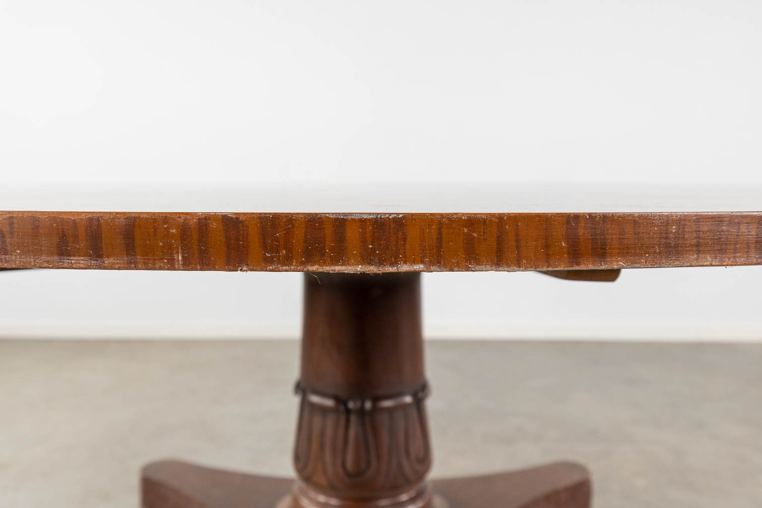 An exceptionally large round table with a marquetry veneer top. (H:77 x D:183 cm)