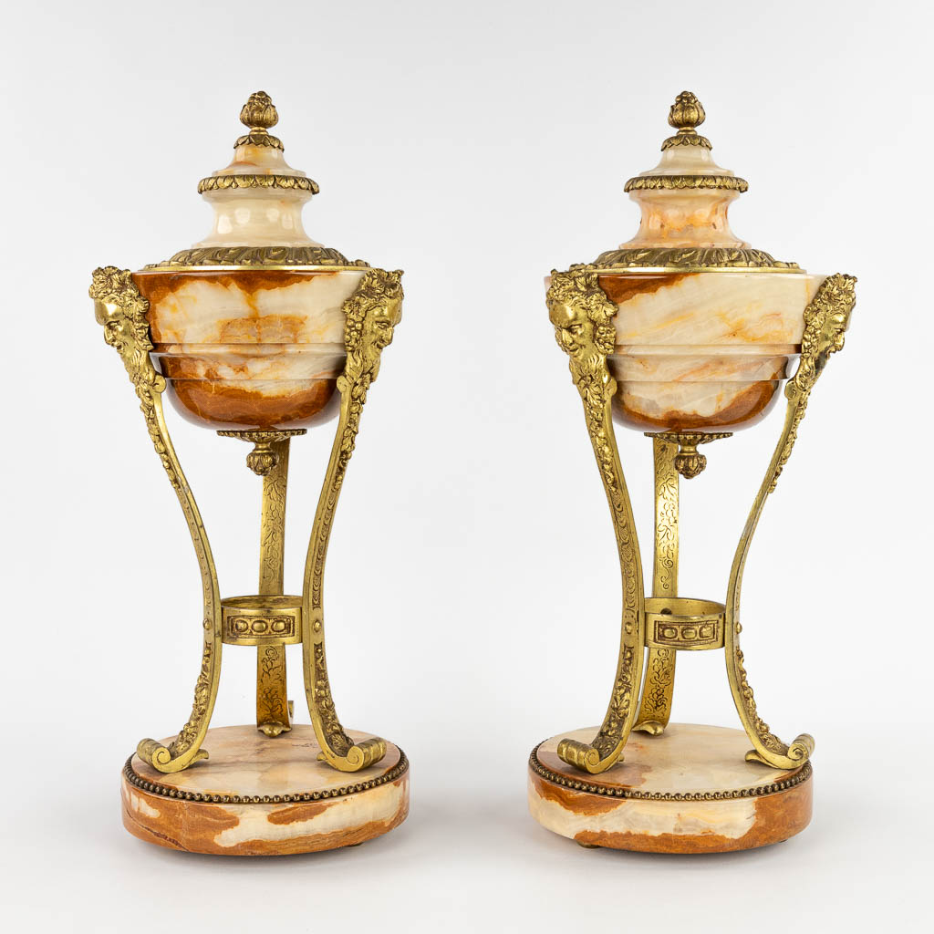 Een paar cassolettes, onyx gemonteerd met brons in Lodewijk XVI stijl. Circa 1900. (H:45 x D:18 cm)