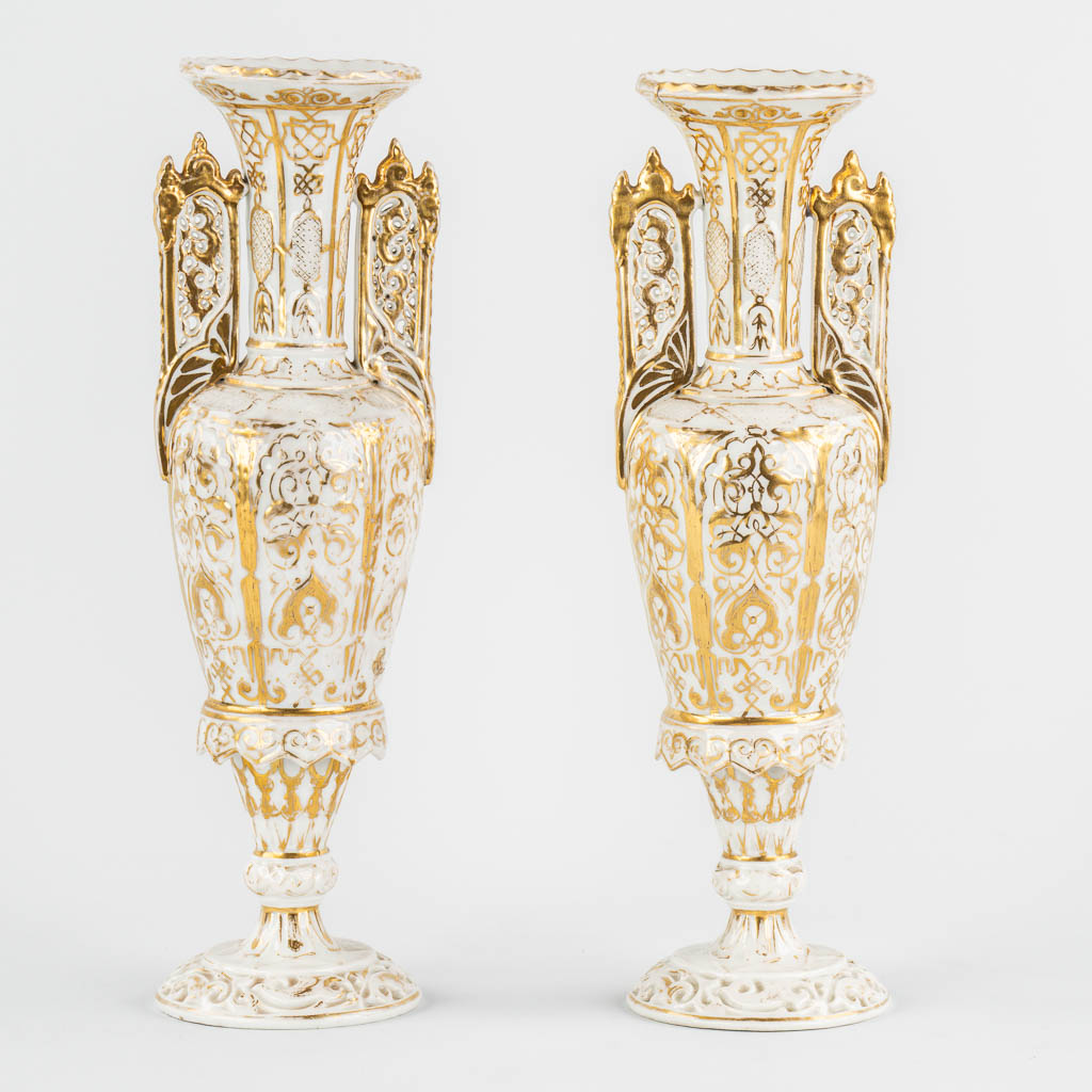 Two pairs of Vieux Paris vases one with ajoured handles, gilt porcelain. 19th C. 