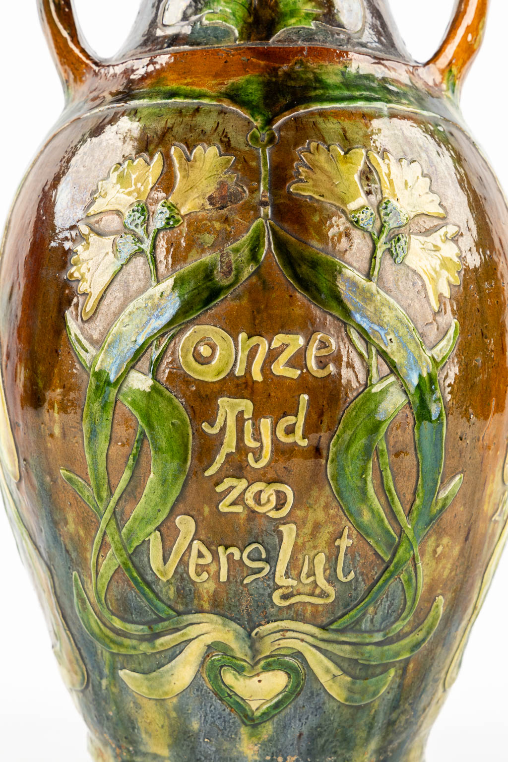 Léo MAES-VEREENOOGHE (XIX-XX) 'Onze Tijd Zoo Verslijt', a vase. Torhout, Belgium.