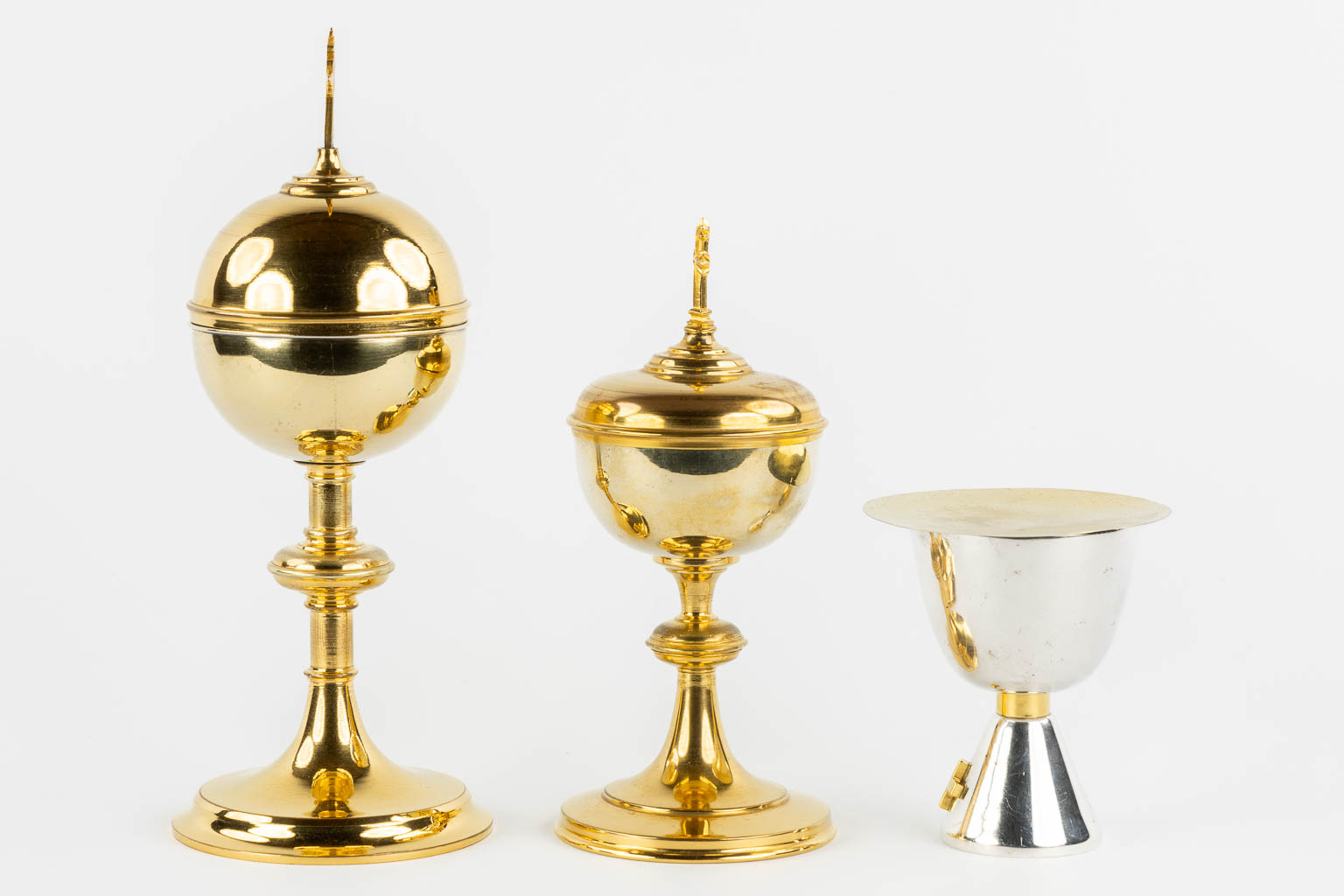 Two gold-plated Gothic Revival Ciboria and a modernist Chalice with paten. (H:30 x D:12 cm)