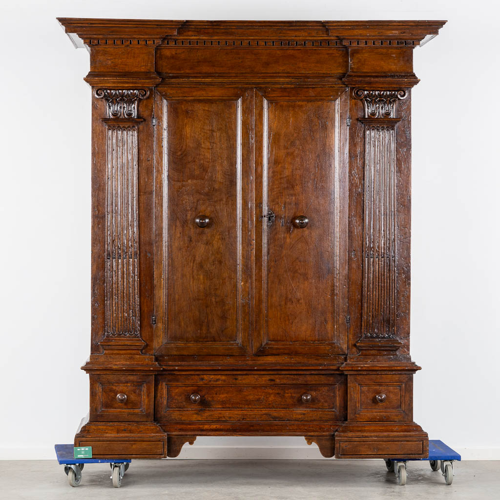 A Tuscany Column Cabinet, Exceptionally complete, Walnut. 17th C. (L:75 x W:188 x H:214 cm)