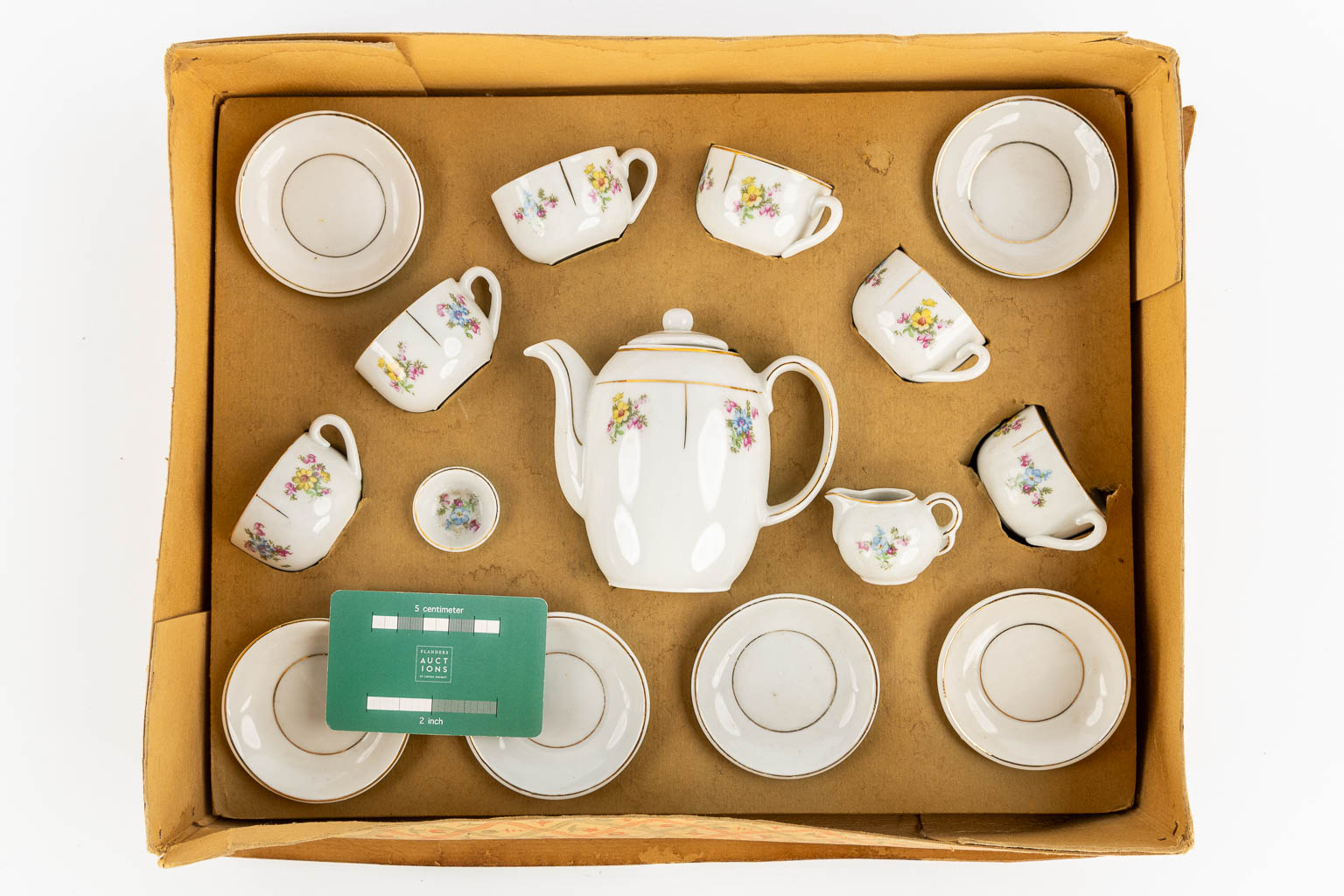 Een kinder koffieservies, Polychroom porselein, Circa 1900. (L:30 x W:38 x H:9,5 cm)