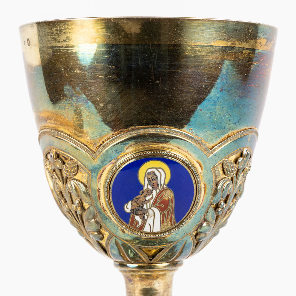 A Chalice and paten, Vermeil, Gothic Revival, Cloisonné enamel. France, 19th C. (H:24,5 x D:14,5 cm)