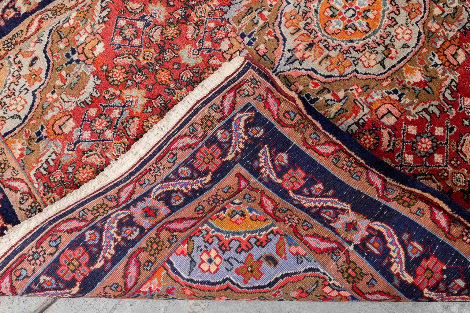 Een collectie van 3 Oosterse, handgeknoopte tapijten. Kashan en een bidtapijt. (L:180 x W:119 cm)