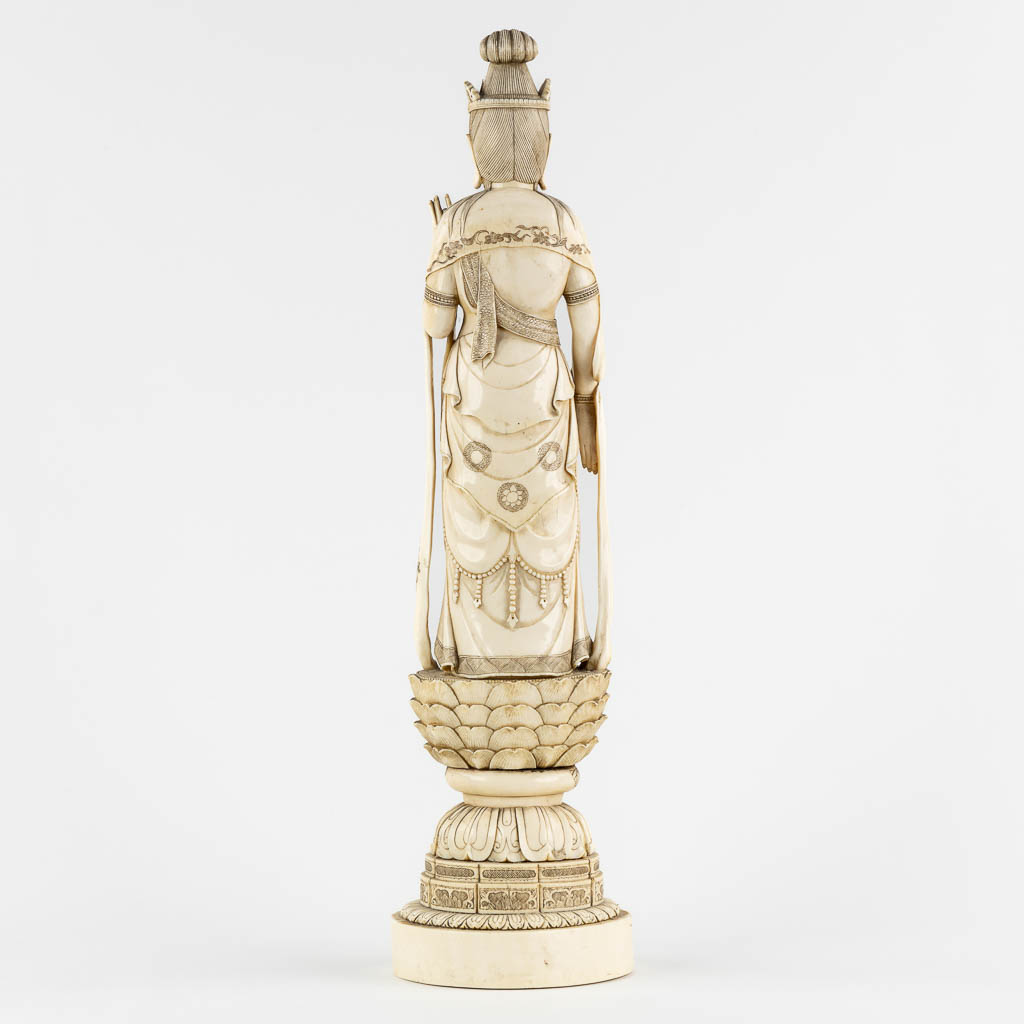 A Japanese Ivory sculpture of Guan-Yin, Meji Period. 4,135kg. (L:12 x W:14 x H:56 cm)