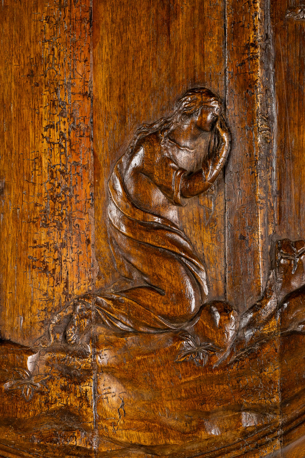 Mary magdalene mourning at the crucifix, sculptured oak, 18th C. (W:69 x H:69 cm)