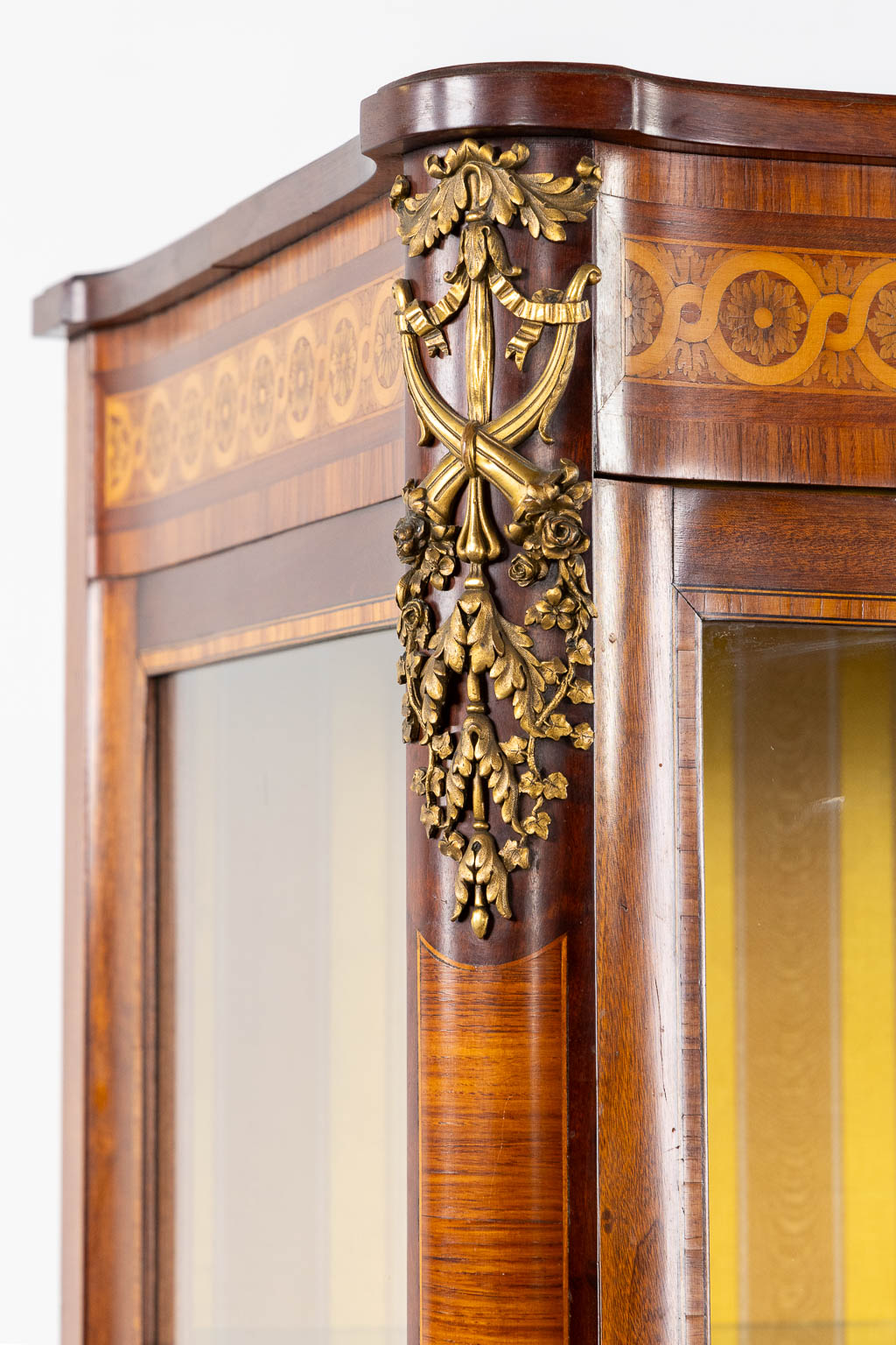 A quality display cabinet, Louis XVI style, circa 1920. (L:50 x W:85 x H:160 cm)