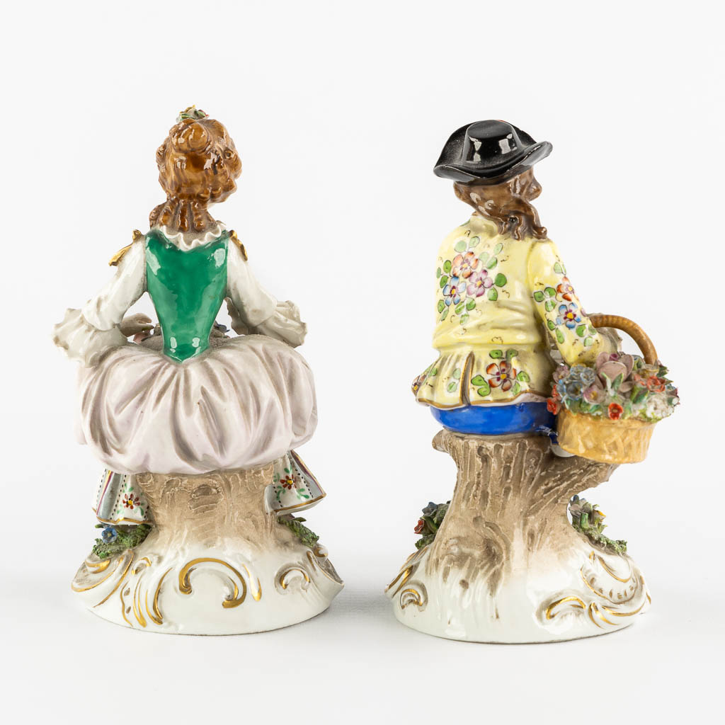 A pair of hand-painted porcelain figurines, Plaue, Saxony Germany. (H:13,5 cm)