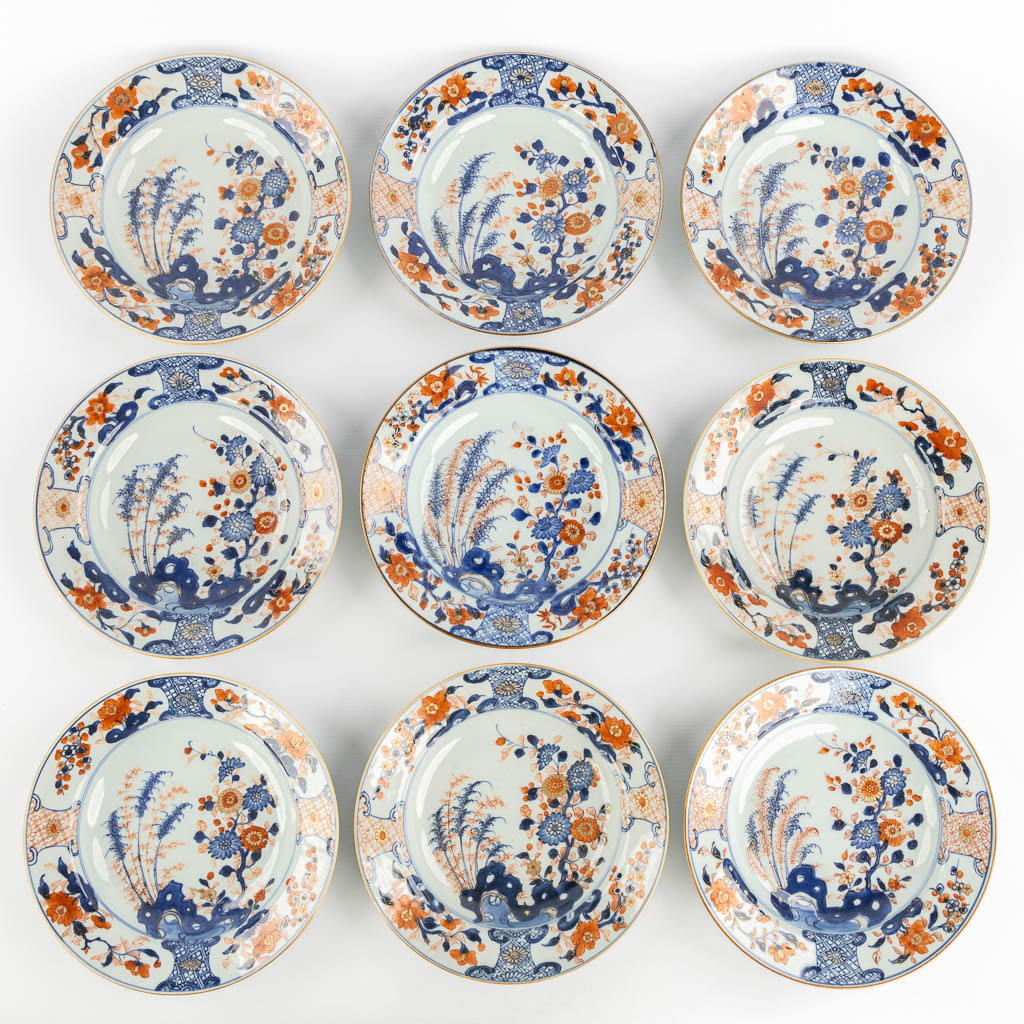 Negen Chinese Imari stijl borden met een floraal decor. 18de eeuw. (D:23 cm)