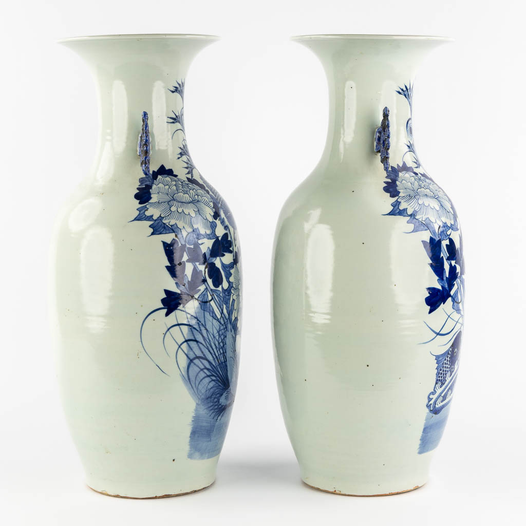 Een paar Chinese vazen, blauw-wit decor van vogels en bloemen en een vis. (H:57 x D:22 cm)