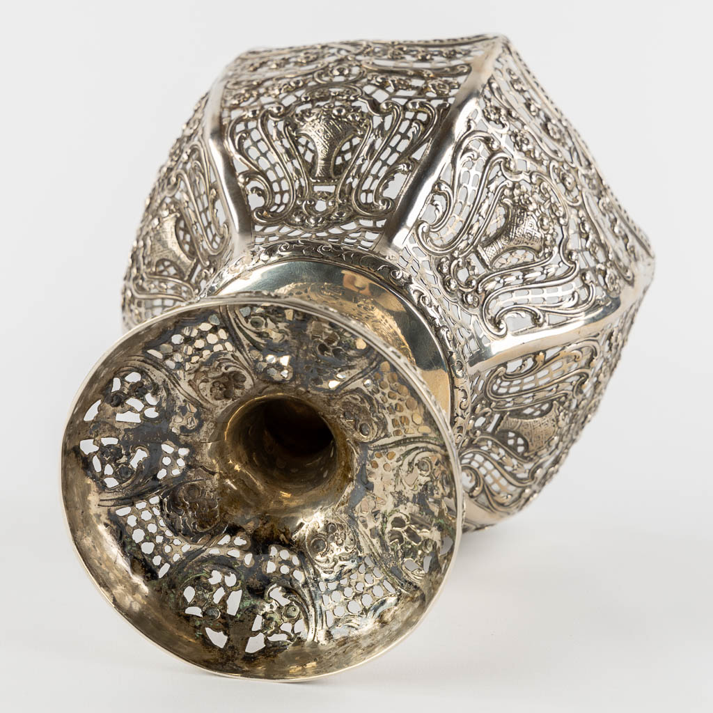 A anjoured silver bonbonière with a crystal liner, Germany, 800/1000. 429g. (L:17 x W:17 x H:20,5 cm)