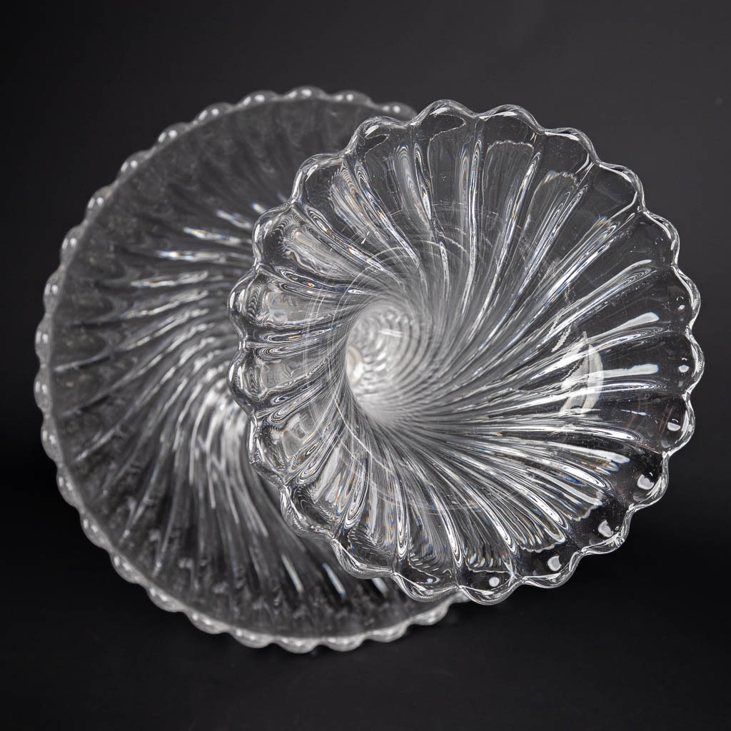 Baccarat, een kristallen tafel middenstuk met trompetvaas. (H:41 x D:26 cm)