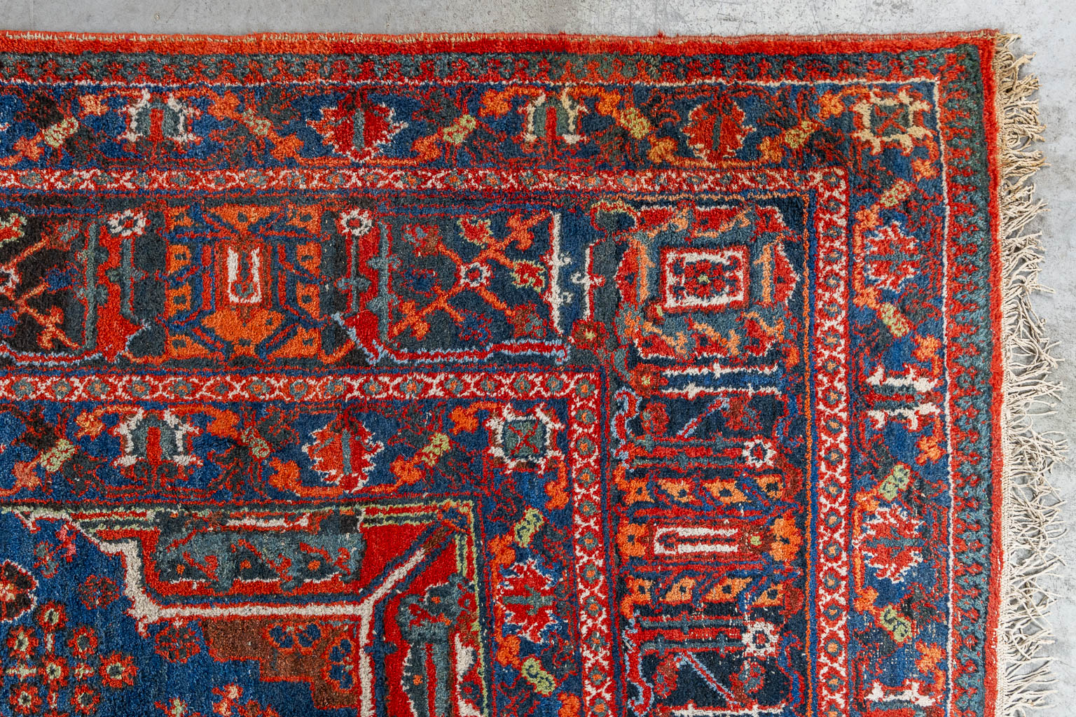 A large Oriental hand-made carpet, Djoshgan, Tabriz. (L:432 x W:326 cm)