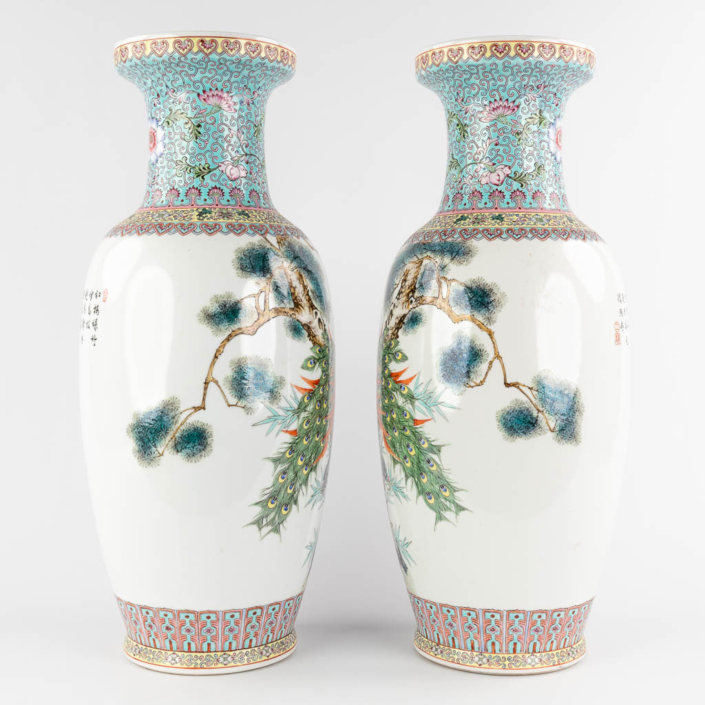 Een paar Chinese vazen met decor van pauwen, 20ste eeuw. (H:61 x D:25 cm)