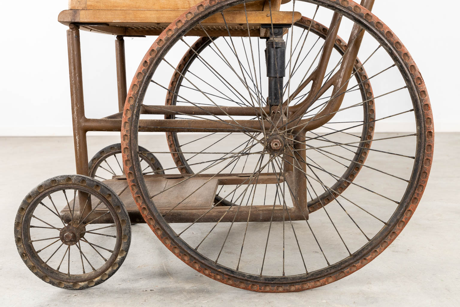 Dupont, Paris, een antieke rolwagen, rolstoel. Circa 1900-1920. (L:97 x W:68 x H:105 cm)