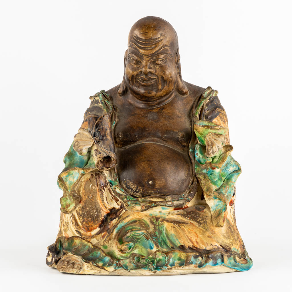 Een Chinese Sancai-geglazuurde terracotta figuur van Boeddha.