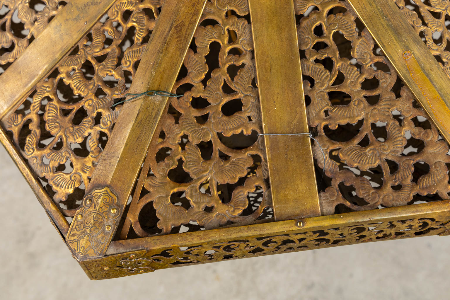 An antique Japanese ceiling lamp, brass. Circa 1920. (L:52 x W:52 x H:110 cm)