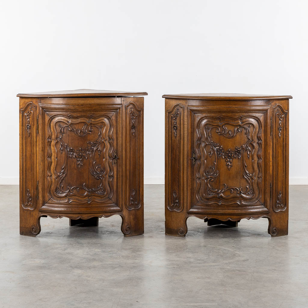 A pair of corner cabinets, sculptured oak, Louis XV stijl. 19de eeuw. (L:63 x W:63 x H:97 cm)