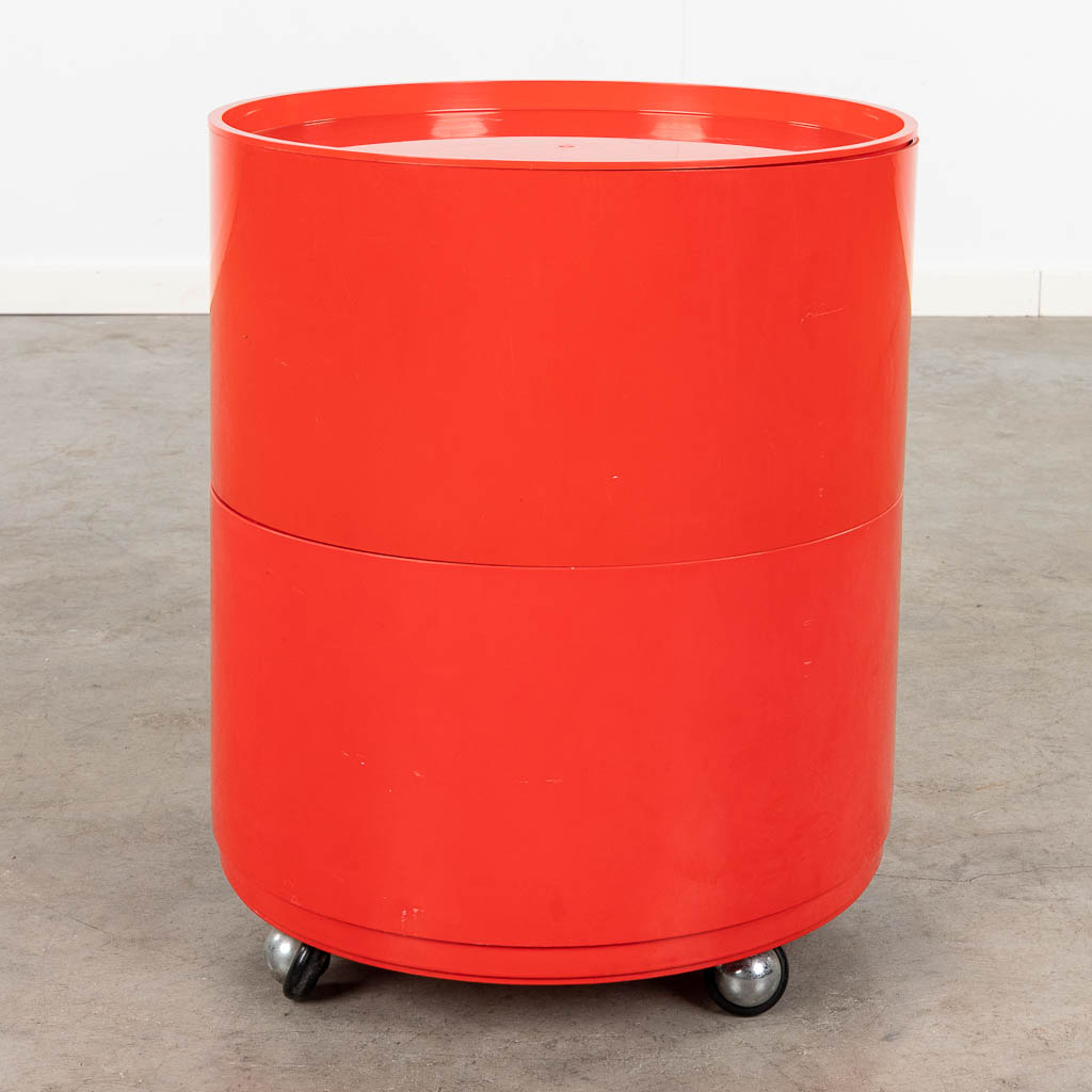 Anna CASTELLI FERRIERI (1918-2006) for Kartell, a round side table. Acryllic, circa 1980. (H: 50 x D: 42 cm)